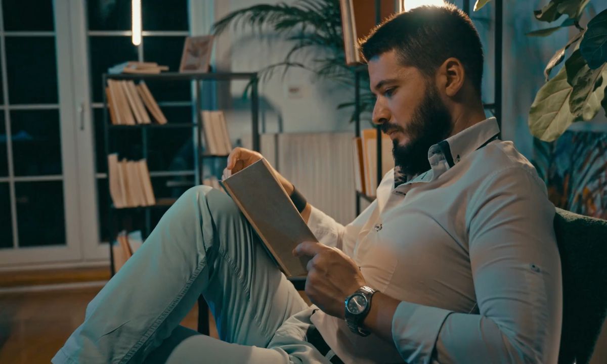 momak čita knjigu o biznisu