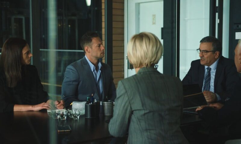 četvoro ljudi na važnom sastanku u firmi
