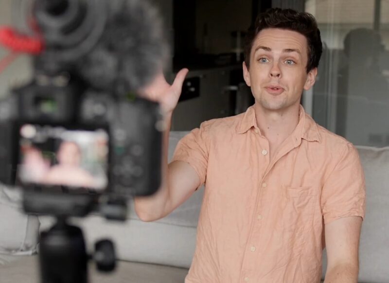 prikaz momka koji snima za socijalne mreže