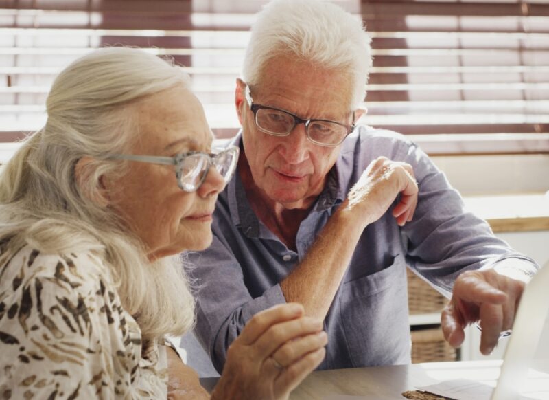 prikaz bake i deke penzionera koji čitaju i razgovaraju o nečemu
