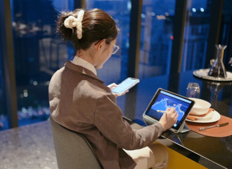 devojka proverava etf fond