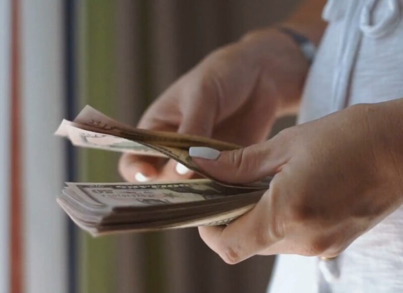 osoba broji novac