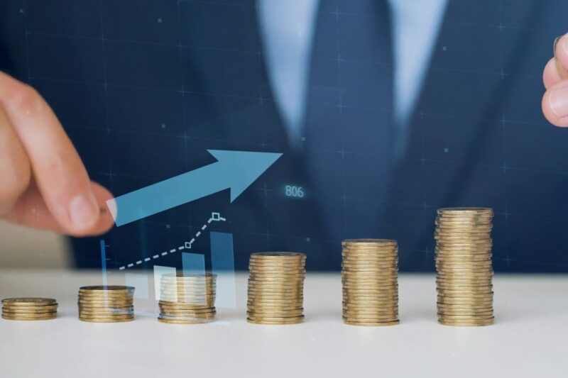 prikaz novčića na stolu i prikaz obračunavanja dividende