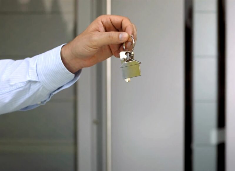 osoba drži ključ od stana