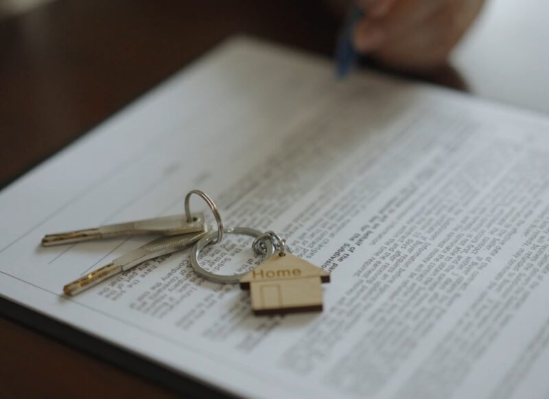 prikaz ključa i priveska sa kućom i dokumenta