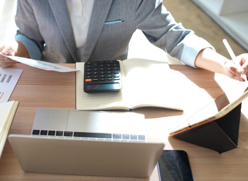 osoba pravi kalkualciju oko štednje