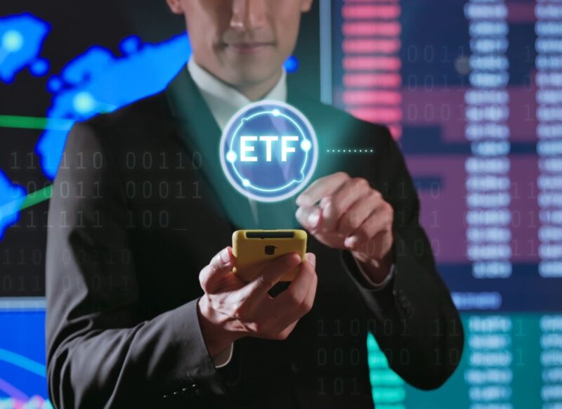 momak gleda preko telefona u etf fond