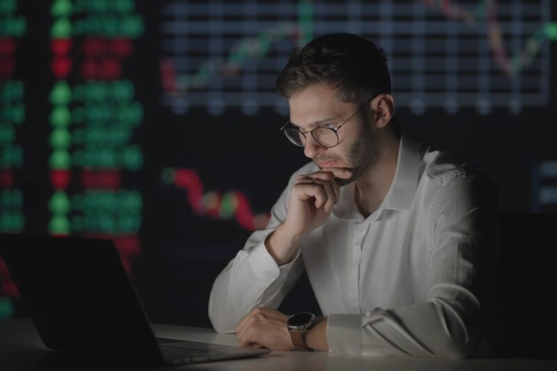 momak prati na laptopu napredak investiranja