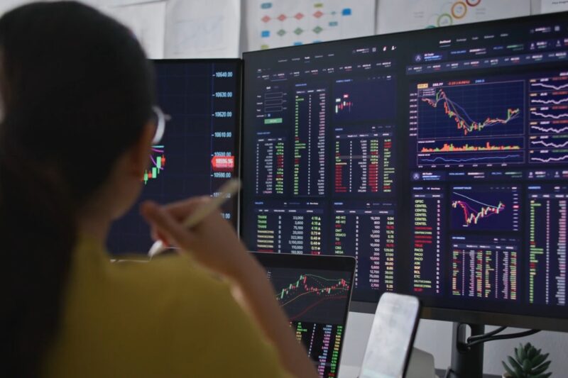 žena uči oko investiranja