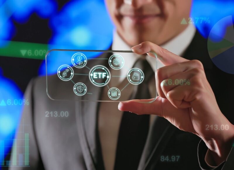 osoba proverava etf fond