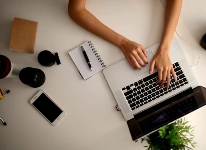 prikaz osobe koja koristi laptop