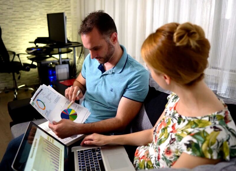 prikaz dva investitora koji prave plan