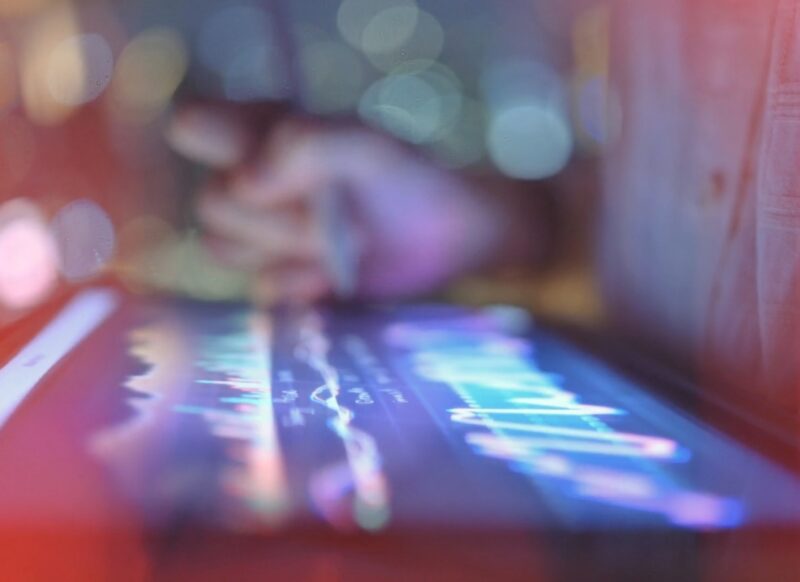 osoba proverava etf fond