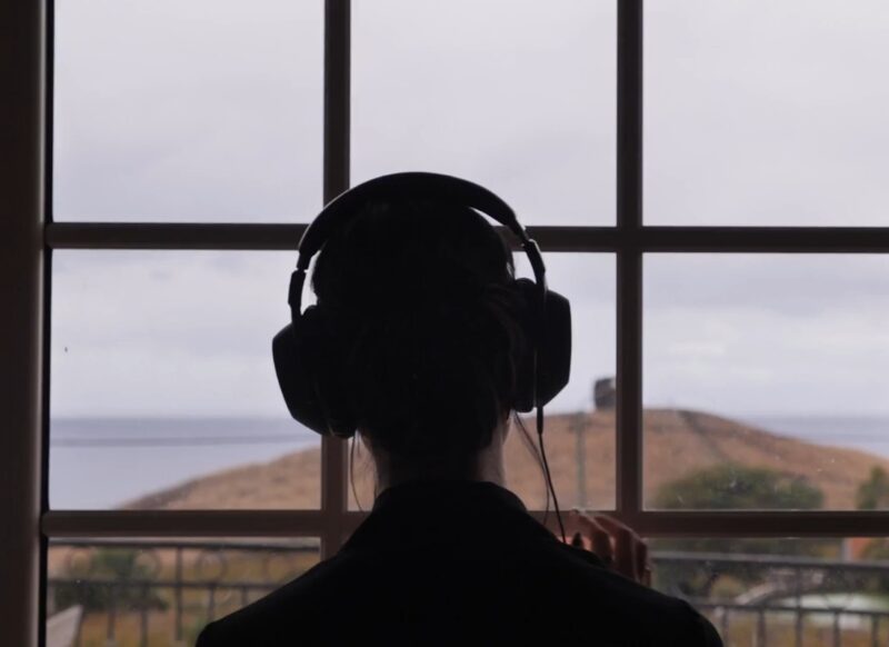 prikaz ženske osobe sa slušalicama na ušima