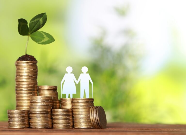 prikaz ulaganja za penziju, baka i deka napravljeni od kartonskog papira koji stoje na novčićima