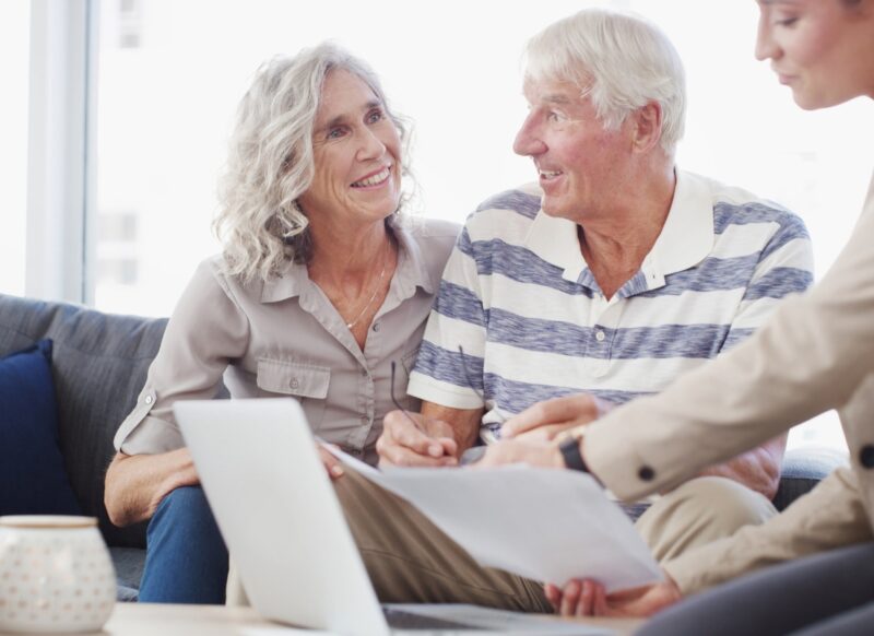 prikaz bake i deke koji gledaju u dokumente