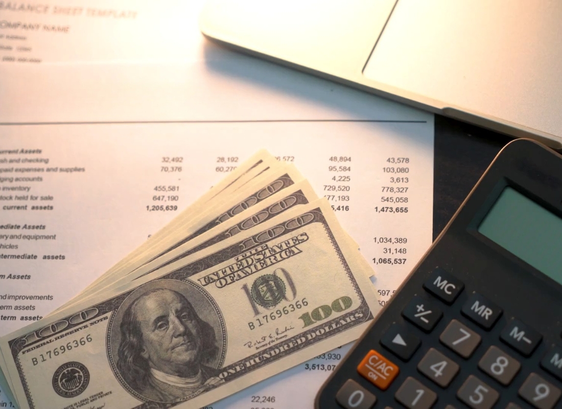 prikaz papira na stolu, novca i kalkulatora