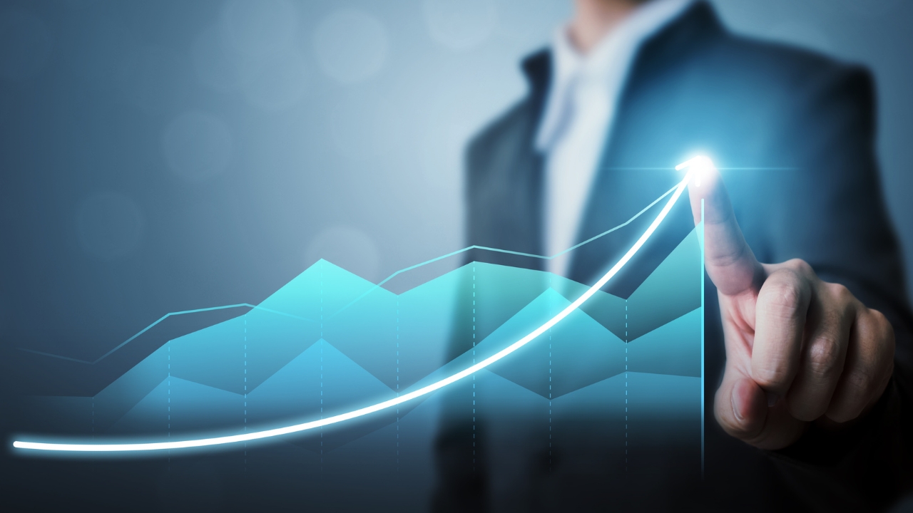 Poslovna osoba pokazuje rast grafikona na ekranu