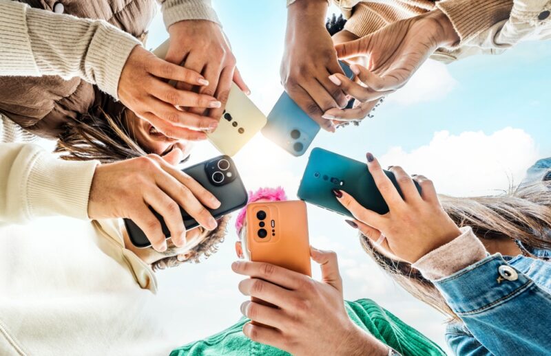 Grupa ljudi koristi pametne telefone i konzumira digitalni sadržaj