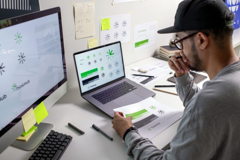 Dizajner uređuje logo, boje i vizuelne elemente brenda na računaru