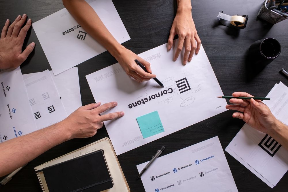 Tim dizajnera radi na logotipu i strategiji vizuelnog identiteta brenda